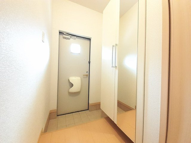 直方市大字上新入のアパートの玄関