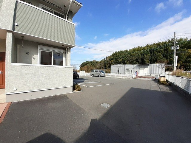 直方市大字上新入のアパートの駐車場