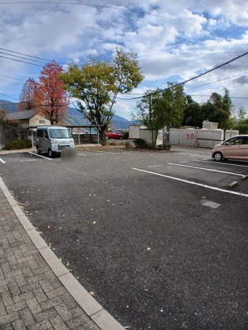 スカイクレストＢの駐車場|車をお持ちの方に嬉しい駐車場付きの物件です