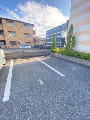 レオパレスセリバテール仁川の駐車場
