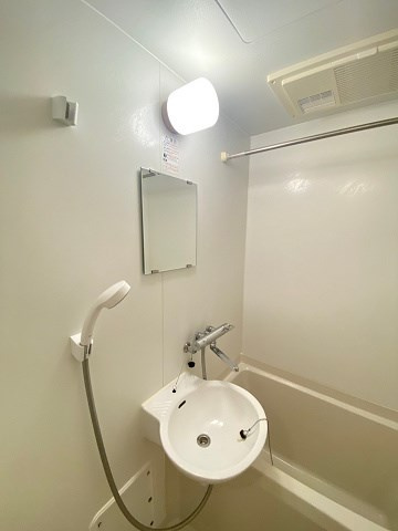 レオパレスセリバテール仁川の洗面所