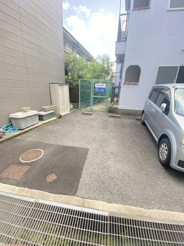 ワンケイ足立の駐車場