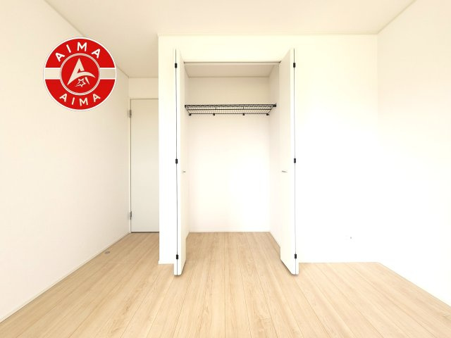 古賀市久保第2-1棟（1号棟）の収納|洋服や大きな荷物が多い方や人数の多いご家族などは、一般的なクローゼットよりもウォークインクローゼットのほうが使い勝手が良いです。