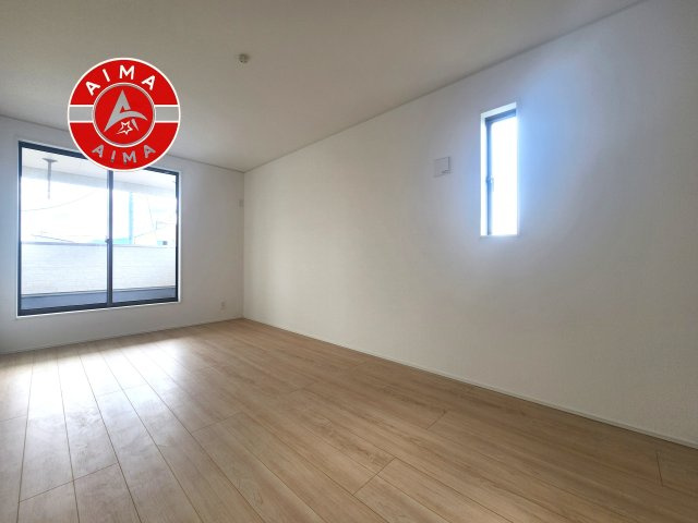 古賀市久保第2-1棟（1号棟）の洋室|採光良好な洋室は全居室、複層ガラスの遮熱効果と断熱効果で、一年中快適に過ごせます。