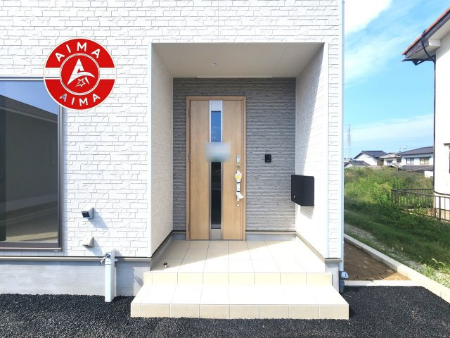 古賀市久保第2-1棟（1号棟）の玄関|おでかけの時も帰った時も、「我が家」を最初に感じでもらえる素敵な空間に。