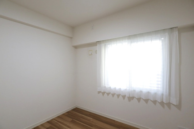 【洋室】 | ジオ彩都いぶきの森 | 約5.1帖の洋室！窓にはレースカーテンが備え付き。ゆとりある4LDKでお子様の個室や趣味部屋を作ることも可能です。