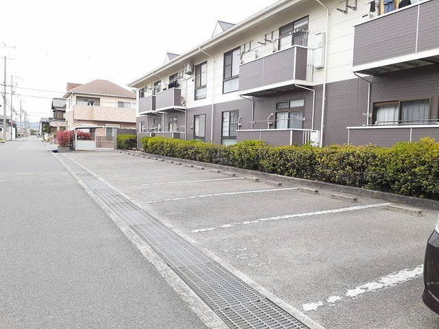 マロン・ハイツ今在家の駐車場