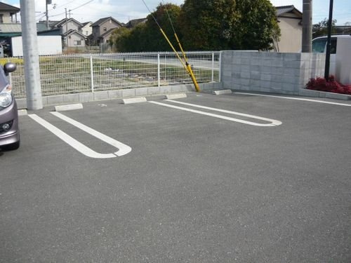 メゾン　グラースＡの駐車場