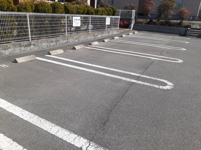 メゾンプラースⅡの駐車場