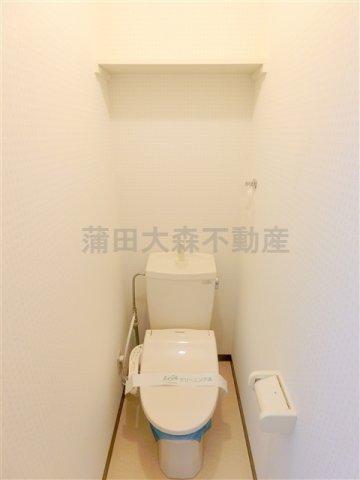 ディアグレース大森のトイレ|棚と温水洗浄便座付きのトイレ　