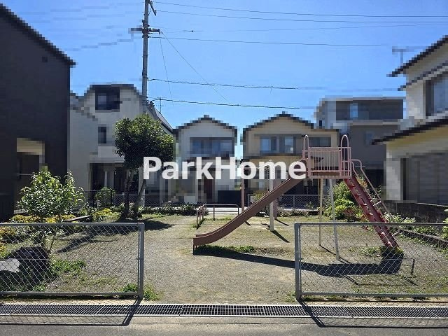 高知市高須東町 ② 新築戸建てのその他|道を挟んだ前に小さな公園があるのでお子様の遊び場として利用できます。