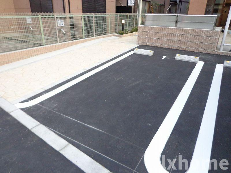 グレンツェン茨木の駐車場