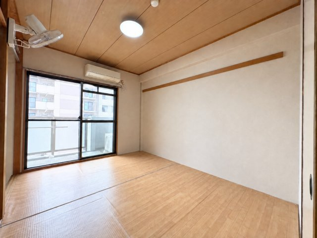 プランメゾン八尾の和室|バルコニーに面した明るい居室。壁面が広く家具配置もしやすいため、寝室や子ども部屋、ワークスペースなど用途に合わせて使いやすい空間です♪※CGにより家財等を削除しております。