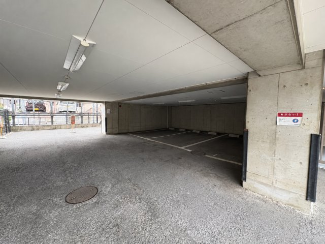 プランメゾン八尾の駐車場|建物下の屋根付き駐車スペース。雨の日でも乗り降りしやすく、車を風雨から守りやすいのがうれしいポイントです♪