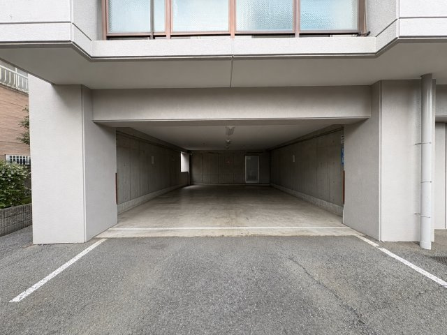 プランメゾン八尾の駐輪場|屋根のある駐輪スペース。自転車やバイクを雨に濡れにくい場所へ置けるため、日常使いしやすい共用設備です◎