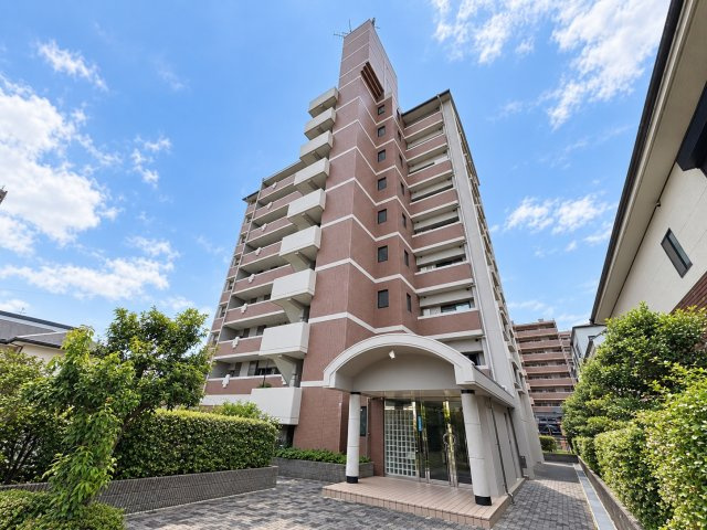プランメゾン八尾の外観|キッチンとダイニングがゆるやかにつながる使いやすい空間。収納スペースも確保されており、調理・配膳・片付けまでスムーズに行いやすい間取りです。