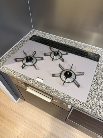 新宿区北新宿２丁目の中古マンションのキッチン|3口ガスコンロ