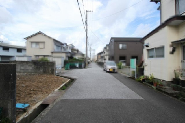 高知市高須東町　②　新築戸建　の前面道路含む現地写真|南側　公道　間口　7.7ｍ　幅員　5.5ｍ／北側　間口　4.0ｍ　幅員　3.9ｍ