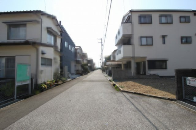 高知市高須東町　②　新築戸建　の前面道路含む現地写真|南側　公道　間口　7.7ｍ　幅員　5.5ｍ／北側　間口　4.0ｍ　幅員　3.9ｍ