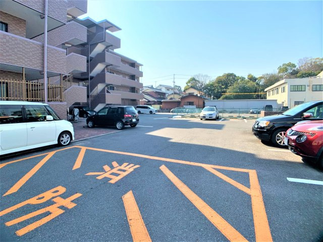 ルミエールの駐車場