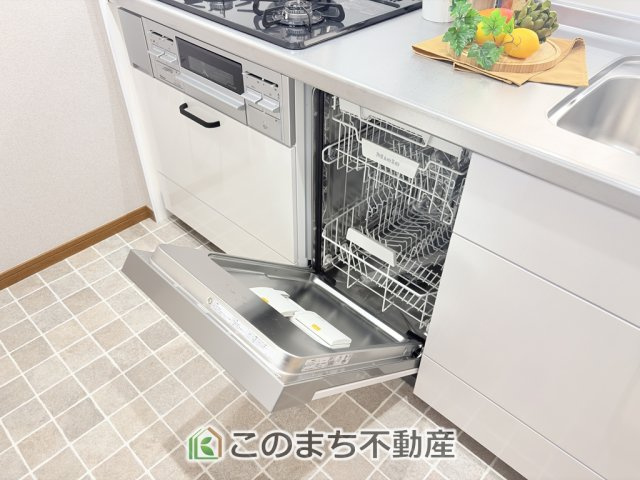 STパールハイツのキッチン|あったらいいなの代表的な設備である食洗機。ビルトイン型なので、おさまりもよく、使い勝手も良好です。料理をするのは好きだけど、後片付けは苦手な方に重宝します。洗う手間がないので、時間を有効に使えますね。