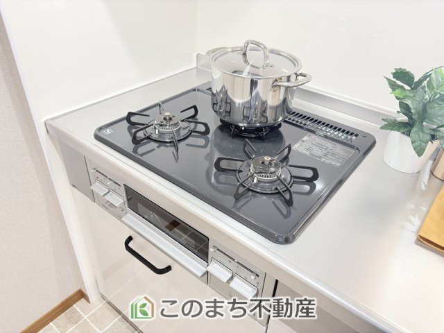STパールハイツのキッチン|三ツ口コンロ採用で、同時調理もスムーズ◎！お料理を並べられるカウンター付きで、配膳・片付けをサポート！リビングで過ごすご家族とコミュニケーションを楽しみながら作業可能です♪