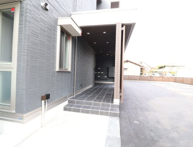 熊本市中央区八王寺町のアパートのエントランス