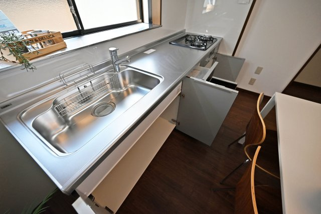 尼崎市武庫川町4丁目中古戸建│4DK+駐車1台可のキッチン|引き出しや開き戸など、調理器具をしまえる収納をしっかり確保。シンクからコンロまで作業スペースが続き、食材を切る、洗う、加熱する動作もスムーズです。毎日使う場所だから、使いやすさにも注目のキッチンです。