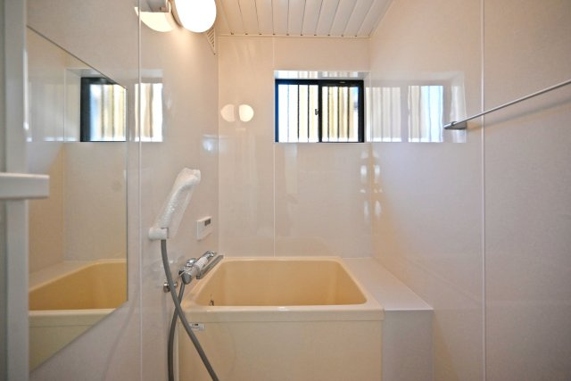 尼崎市武庫川町4丁目中古戸建│4DK+駐車1台可の浴室|浴室の床シート・壁パネルをリフォーム。窓があるため自然光を取り込め、換気がしやすいです。
一日の終わりにのんびりバスタイムを楽しめます。