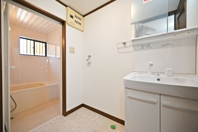 尼崎市武庫川町4丁目中古戸建│4DK+駐車1台可の独立洗面台|洗面室には洗濯機置場も確保され、朝の身支度から洗濯までをひとつの空間で。
白を基調とした内装で、清潔感のある水回りに仕上がっています
