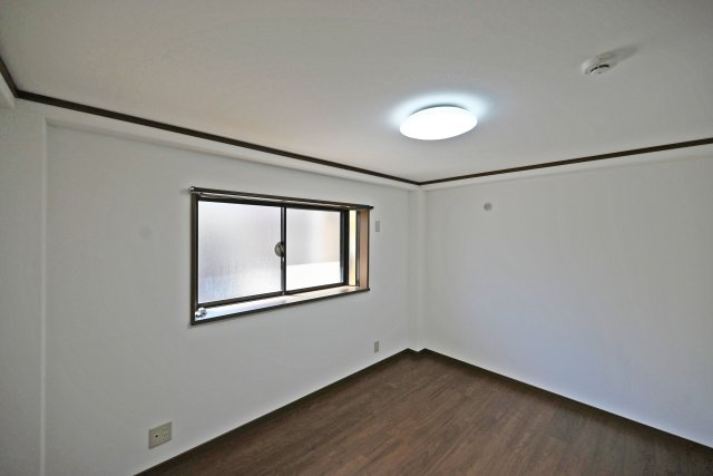 尼崎市武庫川町4丁目中古戸建│4DK+駐車1台可の洋室|-1階洋室-
玄関から近い1階の6.0帖洋室。階段を上がらず出入りできるため、家族のお部屋はもちろん、来客用や仕事部屋など暮らしに合わせて使えます。