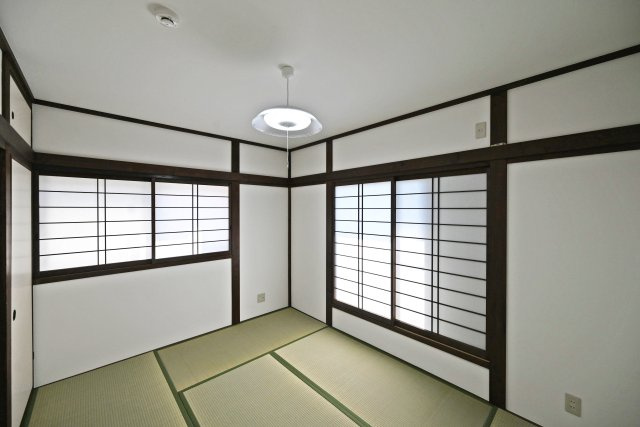 尼崎市武庫川町4丁目中古戸建│4DK+駐車1台可の和室|-2階和室-
6.0帖の和室は、畳・襖・障子を貼り替え済み。二面に開口部があり、やわらかな光が入る落ち着いた空間です。