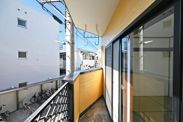 尼崎市武庫川町4丁目中古戸建│4DK+駐車1台可のバルコニー|屋根のあるバルコニーで、天候が気になる日のお洗濯にも使いやすいつくり。物干し金具も備わり、洗濯物を干すスペースもしっかり確保されています。和室から直接出入りでき、洗濯物の取り込みもスムーズに行えます。