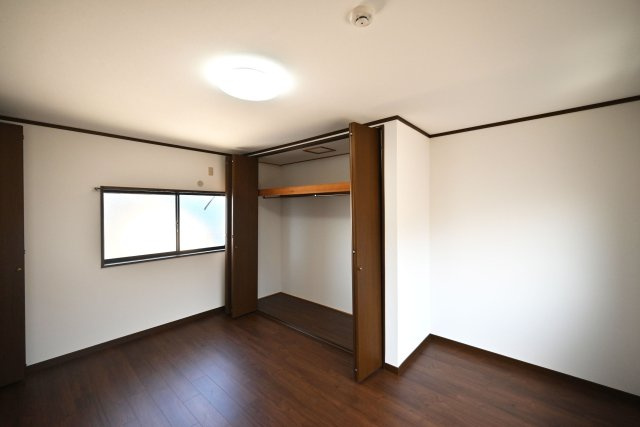 尼崎市武庫川町4丁目中古戸建│4DK+駐車1台可の寝室|-3階洋室8.5帖-
衣類を掛けて収納できるほか、上部には棚もあり、バッグや季節物の整理にも便利。収納家具を増やさず、居室部分を広く使いやすいのもいいですね！