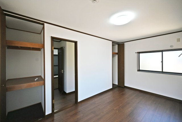 尼崎市武庫川町4丁目中古戸建│4DK+駐車1台可の収納|-3階洋室8.5帖-
収納を2か所設け、衣類や季節物を分けてしまえるつくり。ハンガーパイプと棚があり、丈のある洋服からバッグ、小物類まで整理しやすくなっています。収納場所をしっかり確保したお部屋です！