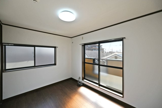 尼崎市武庫川町4丁目中古戸建│4DK+駐車1台可の子供部屋|-3階洋室6.0帖-
2方向に窓があり、室内に光を取り込みやすい一室です。バルコニーにも面しているため、窓を開けて風を通しやすいのもいいところ。ベッドやデスクを置いて、子ども部屋にも◎
