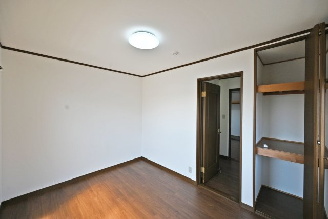 尼崎市武庫川町4丁目中古戸建│4DK+駐車1台可の収納|-3階洋室6.0帖-
洋室には奥行きのあるクローゼットを設置。棚が上下に分かれているので、衣類だけでなく収納ケースや普段使わないものまで、置く場所を決めながら整理できます。
