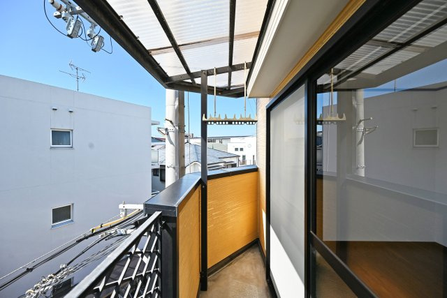 尼崎市武庫川町4丁目中古戸建│4DK+駐車1台可のバルコニー|屋根付きの3階バルコニーは、日差しを取り込みながら洗濯物を干せるスペース。物干し金具が備わり、居室からの出入りもスムーズです。急な天候の変化にも対応しやすく、日々の洗濯を支えてくれるつくりです。