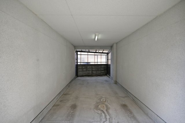 尼崎市武庫川町4丁目中古戸建│4DK+駐車1台可の駐車場|雨風の影響を受けにくいビルトインガレージを備えています。住まいの1階部分に駐車スペースがあるため、車を降りてから玄関までの移動も短く、荷物が多い日や雨の日にも使いやすい車庫です。