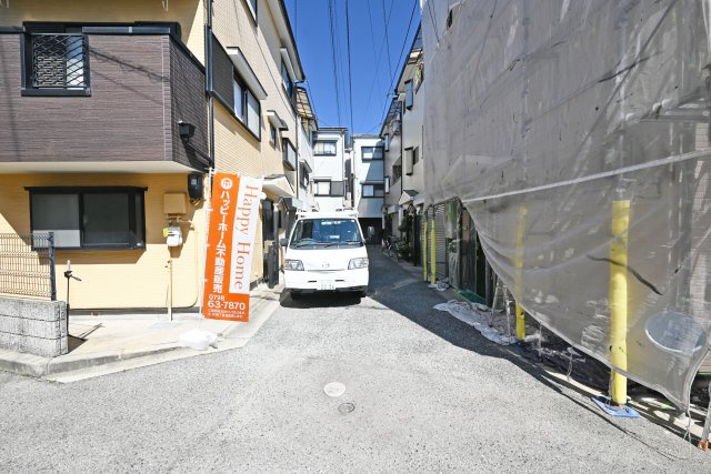 尼崎市武庫川町4丁目中古戸建│4DK+駐車1台可の前面道路含む現地写真|前面道路は南側3.5ｍ公道、東側4.0ｍ私道です。