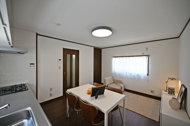 尼崎市武庫川町4丁目中古戸建│4DK+駐車1台可のダイニング|ダイニングとくつろぎのスペースを分けて配置しやすく、窓から自然光も入ります。2026年8月にクロスやフローリングを貼り替え、明るく清潔感のある室内に仕上がっています。