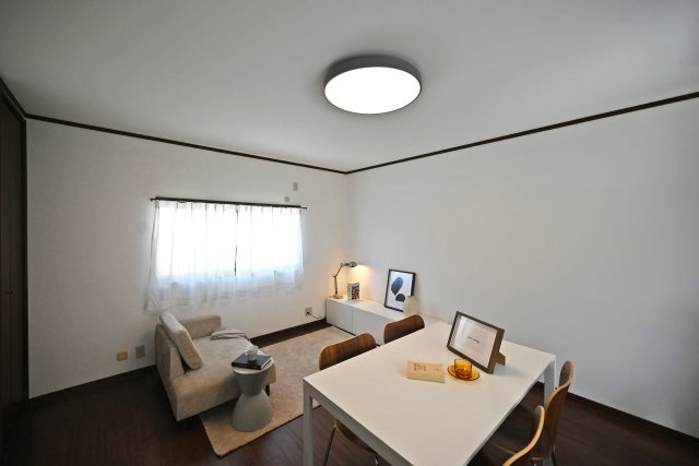 尼崎市武庫川町4丁目中古戸建│4DK+駐車1台可のキッチン|シンプルな内装なので、お好みの家具やインテリアも合わせやすい空間です。窓から光が入り、家族で過ごす普段の時間を心地よく楽しめます。