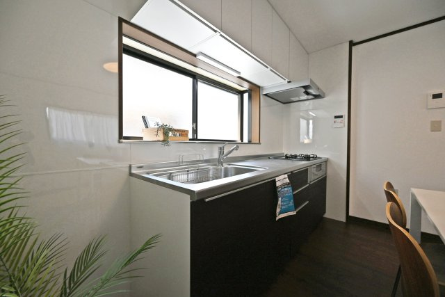 尼崎市武庫川町4丁目中古戸建│4DK+駐車1台可のキッチン|窓に面したキッチンは、手元まで自然光が届く明るいスペース。2026年8月にシステムキッチンを新調し、吊戸棚も備えています。