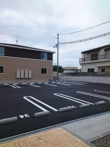 ロータス坂本Ｃの駐車場|駐車場があるので、車を買う予定の方も安心です