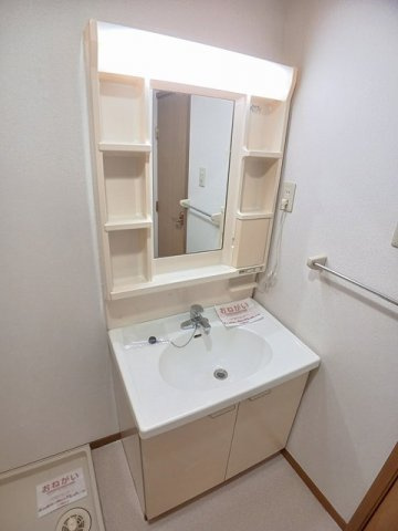キッシングラミー　Ａの洗面所|明るい洗面所です