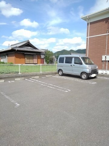 メゾン　ド　ソレイユ　Ｂの駐車場|カースペースがあります