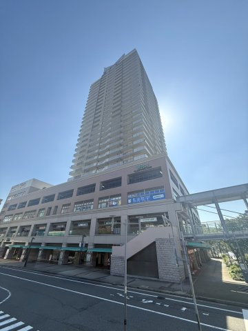 ウェルブ2番街の外観|総戸数173戸の大規模マンション。駅直結の利便性に加え、オートロックや防犯カメラなどセキュリティ設備も充実。安心感と快適な暮らしを支える住環境が整っています。