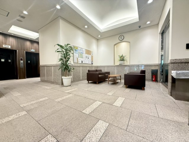 ウェルブ2番街のロビー|ロビーにはちょっとした待ち時間にも利用できるソファースペースを設置。待ち合わせや休憩などにも便利な、ゆとりのある共用空間です。