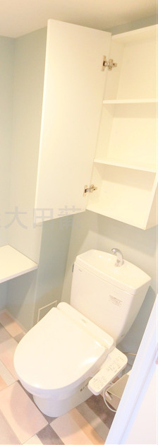 ブランシエスタ糀谷のトイレ|棚収納に温水暖房便座付きのトイレ