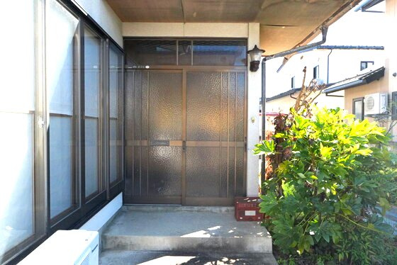 【中古住宅】中山町大字長崎字古川戸建ての玄関